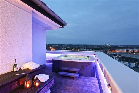hotelzimmer mit whirlpool.